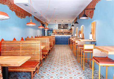 Interior de un restaurante de comida rápida asiática en centro comercial