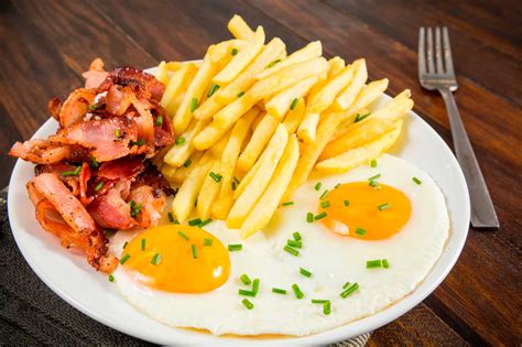 Plato con huevos fritos y algunos acompañamientos