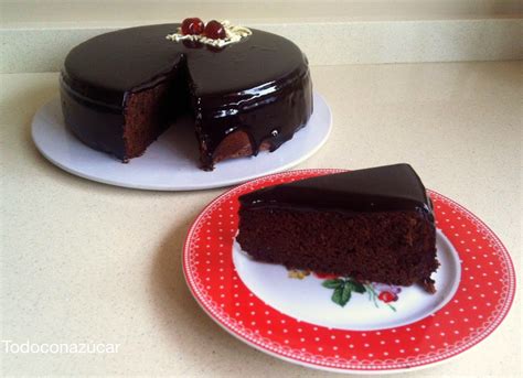 Bizcocho de chocolate con cobertura brillante