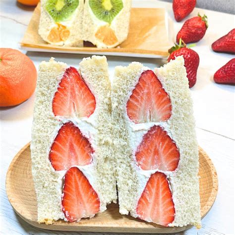 Corte triangular de un sándwich de fruta