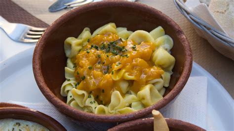 Plato de pasta con crema de calabaza y trozos de cordero