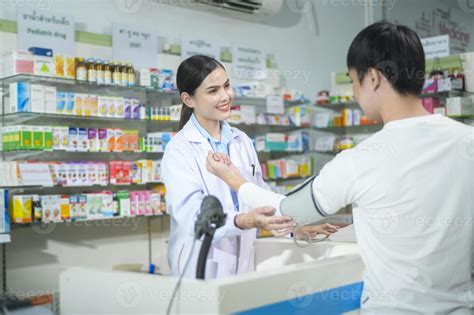 Farmacéutico asesorando a un cliente