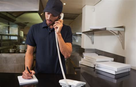 Persona haciendo un pedido de pizza por teléfono