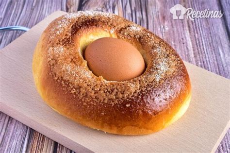 Mona de Pascua tradicional con huevo duro