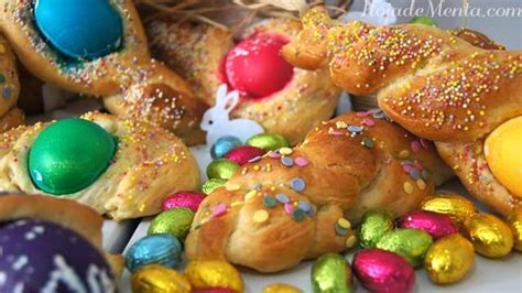Monas de Pascua recién horneadas y decoradas