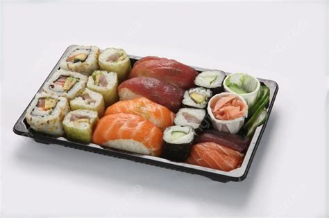 Bandeja de sushi variada lista para llevar