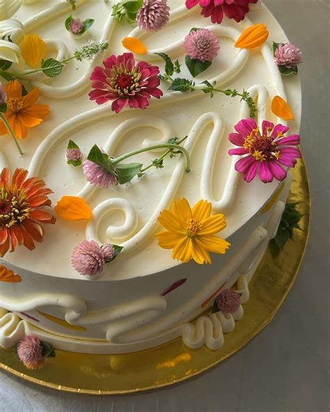 Decoración de tarta lateral con flores.