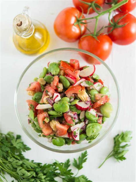Ensalada fresca de tomate, manzana y queso