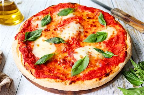 Imagen de la Pizza Margherita con sus ingredientes tradicionales