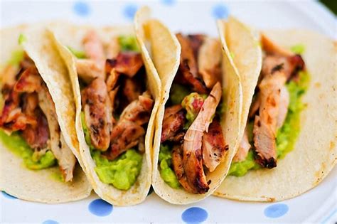Tacos de pollo asado con guacamole