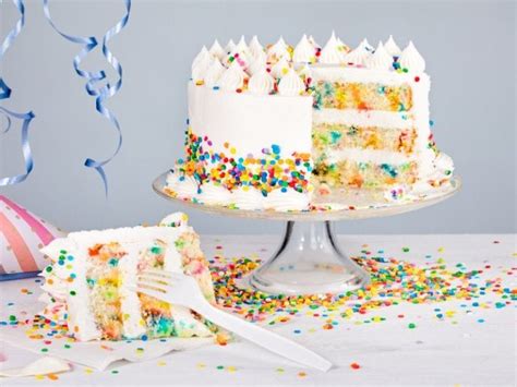 Pastel de cumpleaños de vainilla con chispas de colores