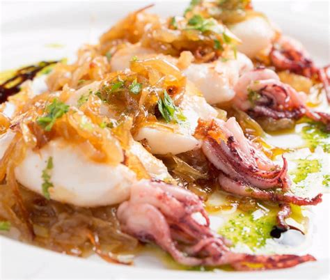 Chipirones encebollados servidos en una fuente