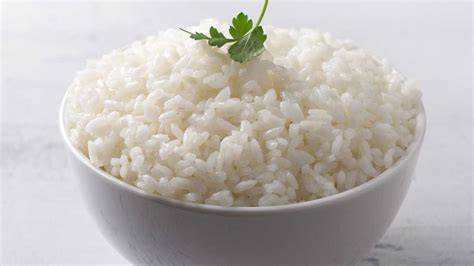 Plato de arroz blanco como acompañamiento