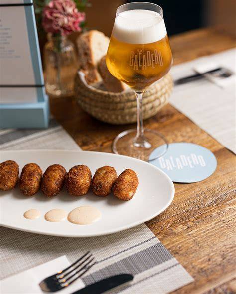 Croquetas artesanales y cerveza bien fría