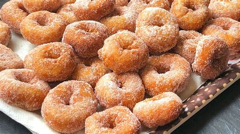 Rosquillas de naranja recién rebozadas en azúcar