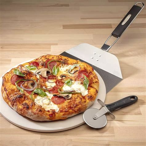 Proceso de limpieza de una piedra para pizza