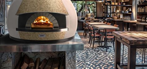 Herramientas para limpiar un horno de pizza