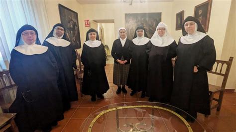 Monasterio antiguo con monjas preparando postres