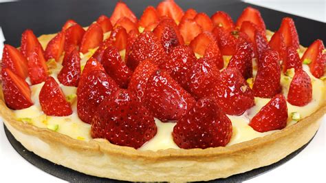 Tarta de fresas con crema pastelera decorada