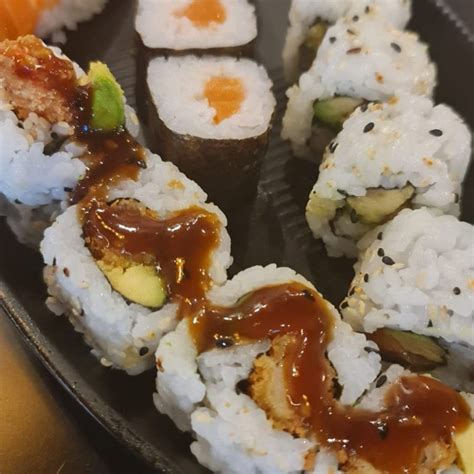 Variedad de platos de sushi en Daikichi Yakiniku