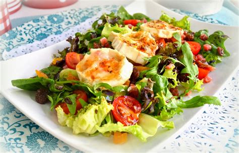 Ensalada templada de langostinos con queso de cabra derretido