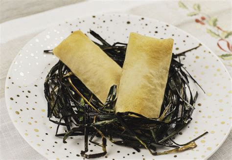 Rollitos crujientes de langostinos y setas emplatados