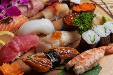 Platos populares de sushi y sashimi