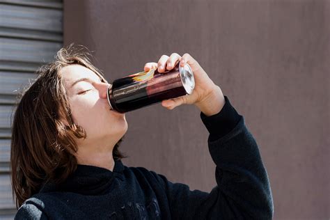 Personas celebrando dejar la adicción a las bebidas dietéticas