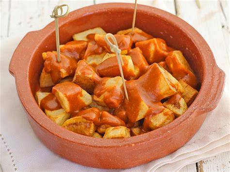 Patatas bravas con cáscara y salsa brava
