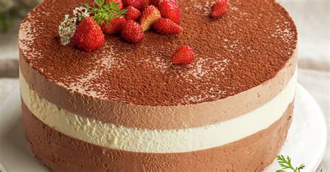 Tarta mousse de tres chocolates decorada con virutas