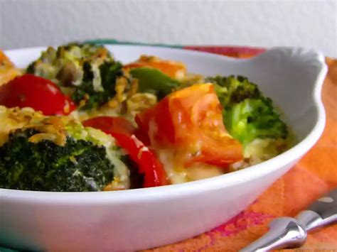 Plato de gratinado de verduras servido