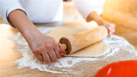 Rodillo de fondant estirando la masa