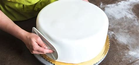 Alisando el fondant en una torta