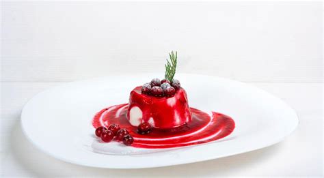 Tortilla dulce emplatada con frutos rojos