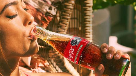 Persona bebiendo Coca-Cola para aliviar la diarrea