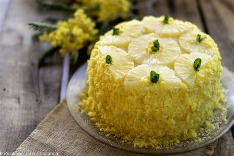 Tarta Mimosa con piña decorada