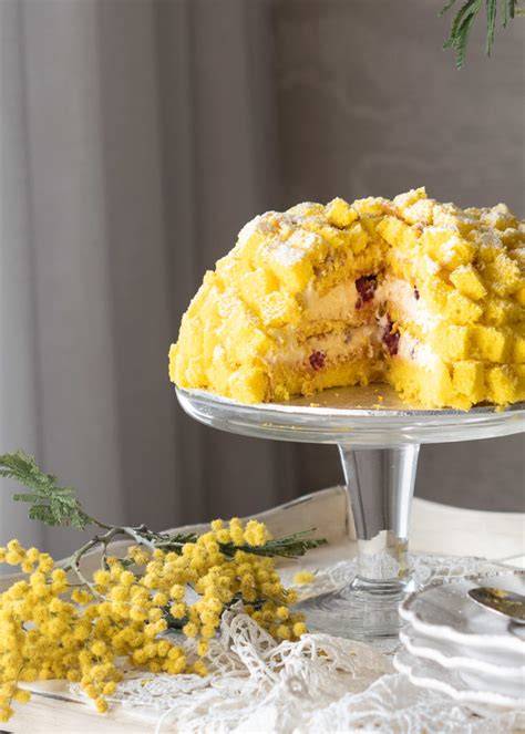 Montaje de la tarta mimosa capa a capa