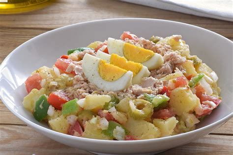 Ensalada campera de patatas con atún y huevo