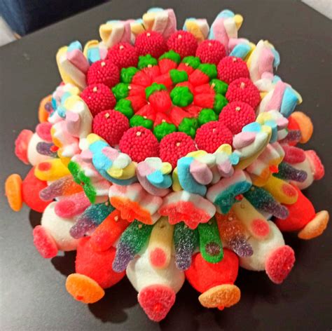 Tarta de chuches de diferentes colores y formas