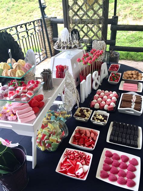 Mesa de dulces (candy bar) con diversas golosinas y tarta