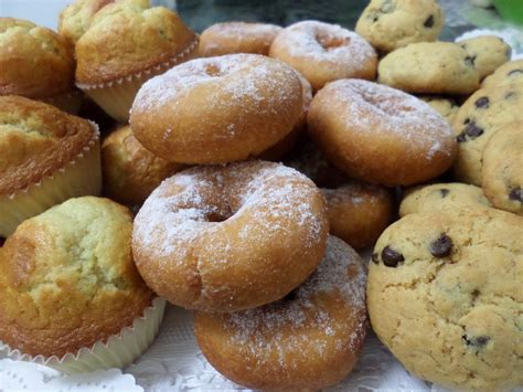 Variedad de galletas, croissants y magdalenas