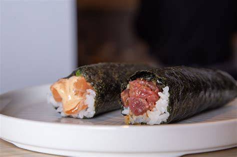 Variedad de hand rolls y bebidas en la barra de Kaito