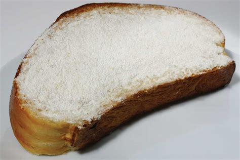 Báscula de cocina pesando una rebanada de pan