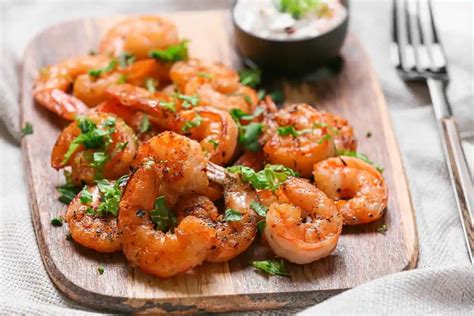 camarones cocinándose en un sartén