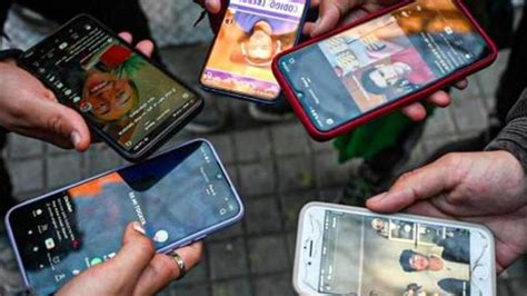 Personas absortas en sus teléfonos móviles, representando la distracción digital