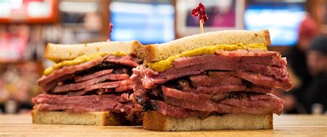Primer plano de un sándwich de pastrami de Katz's Delicatessen