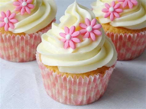 Imagen de cupcakes decorados y mini pasteles