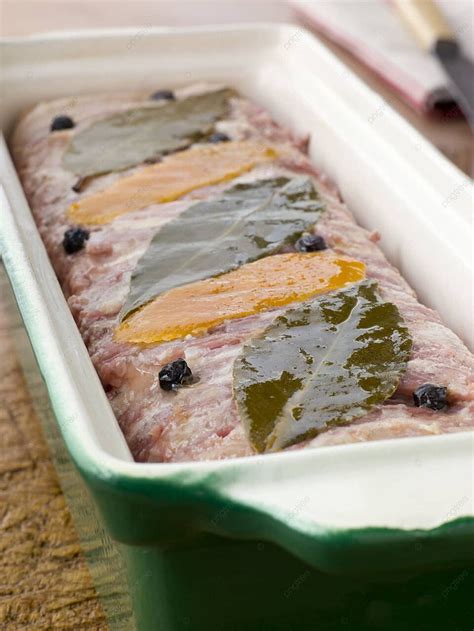 Terrina de manitas de cerdo en un molde