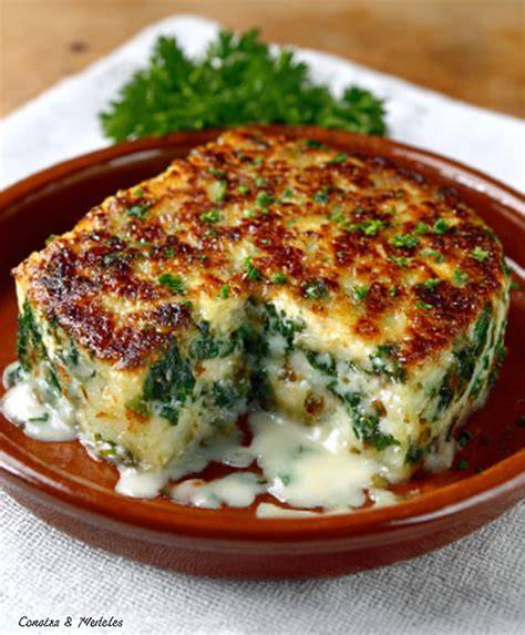 Pastel de espinacas con bechamel servido