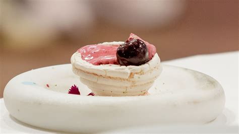 Tarta Pavlova de cerezas de Patricia Conde